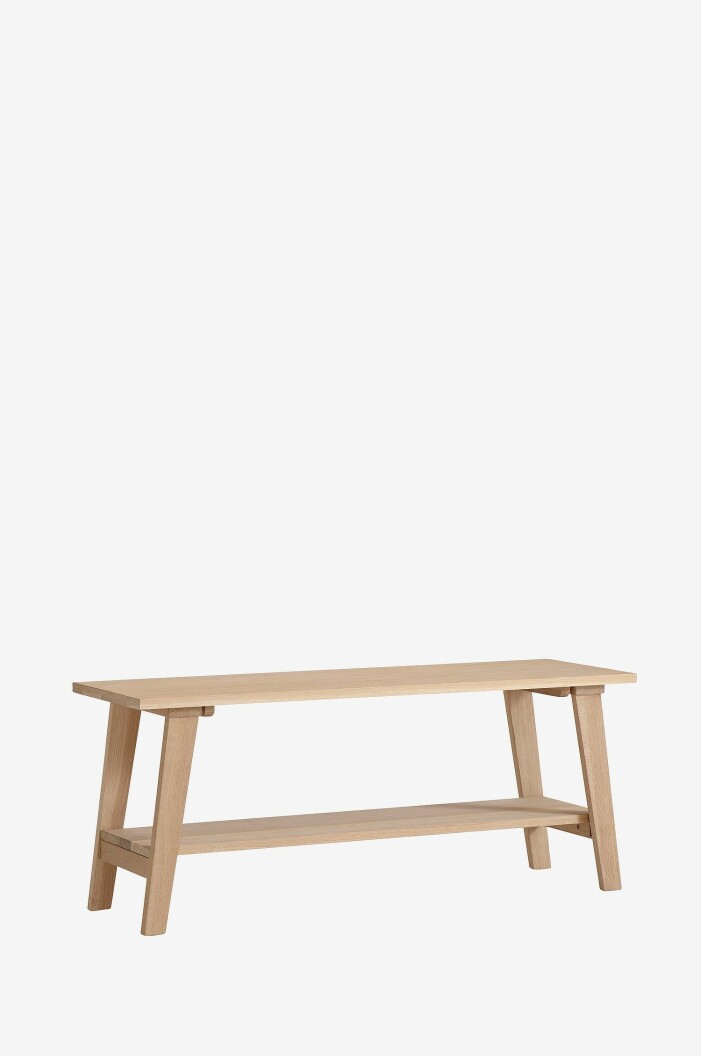 Ek är ett av flera nordiska träslag som bara ser ut att bli allt trendigare framöver. Bänk i massiv ek från Ellos Home