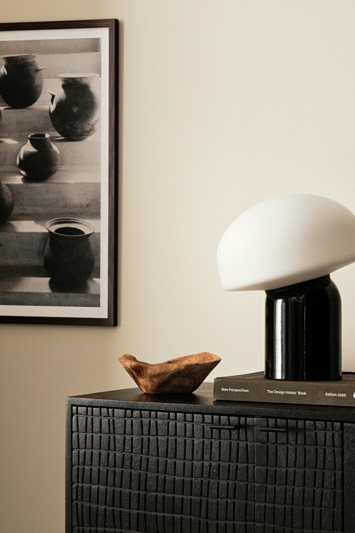 Rejäl bordslampa som kombinerar effektiv ljuskälla med snygg design. Höstens nyheter på Ellos Home 2021, lampa
