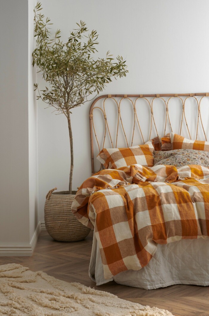 Sänggavelns naturnära känsla sätter stämningen i hela rummet. Foto: Ellos Home. Så inreder du i sovrummet 2021