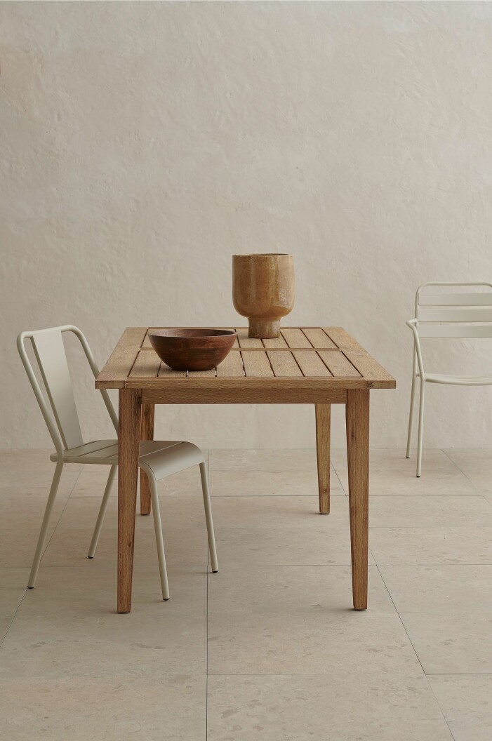 Naturnära materialval gifter sig väl med en neutral färgpalett. Matbord Tocci från Ellos Home