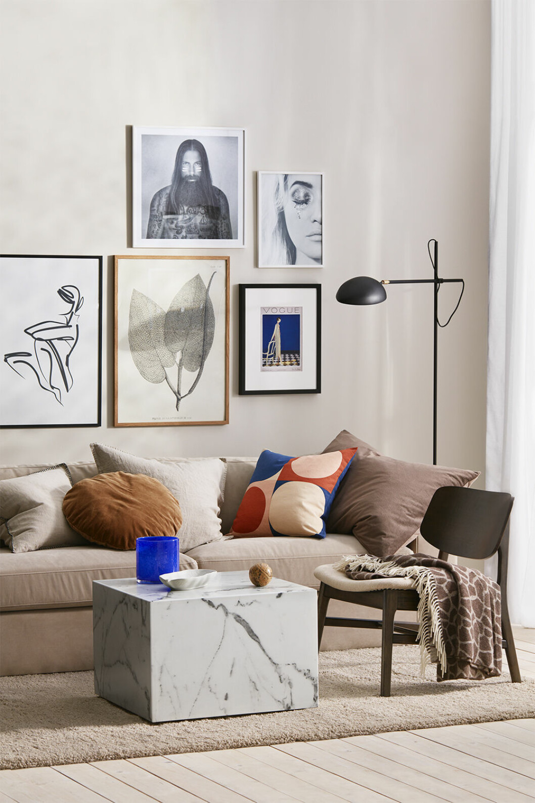 Koboltblått är en av accentfägerna som inspirerats av 80-talsinfluenserna. Abstrakta posters, soffa och detaljer från Ellos Homes vårkollektion 2020