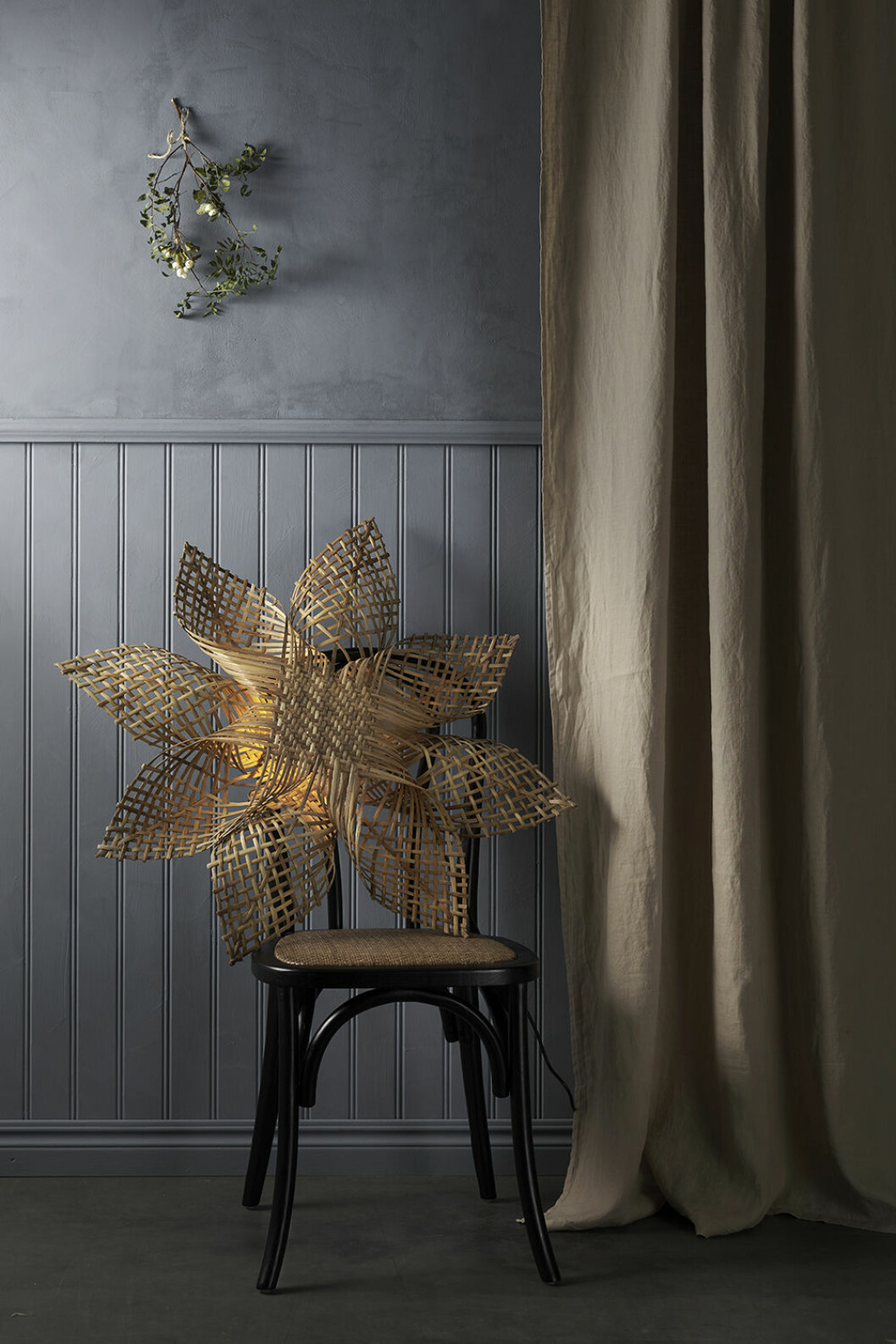 Traditionell adventsstjärna i flätad rotting från Ellos Home