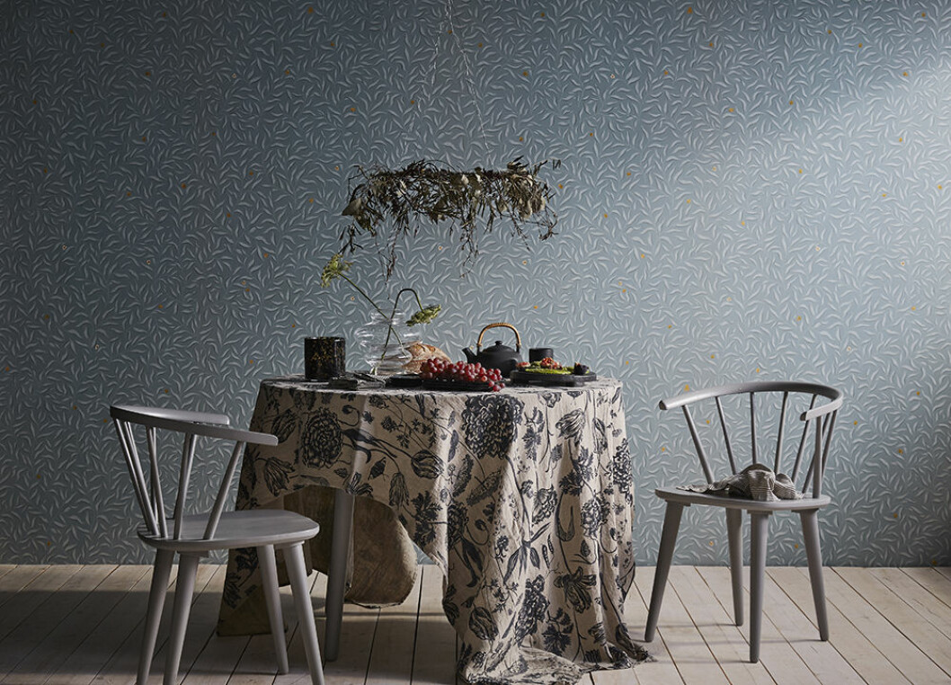Blommig bordsduk och tapet från Sandberg Wallpaper x Ellos