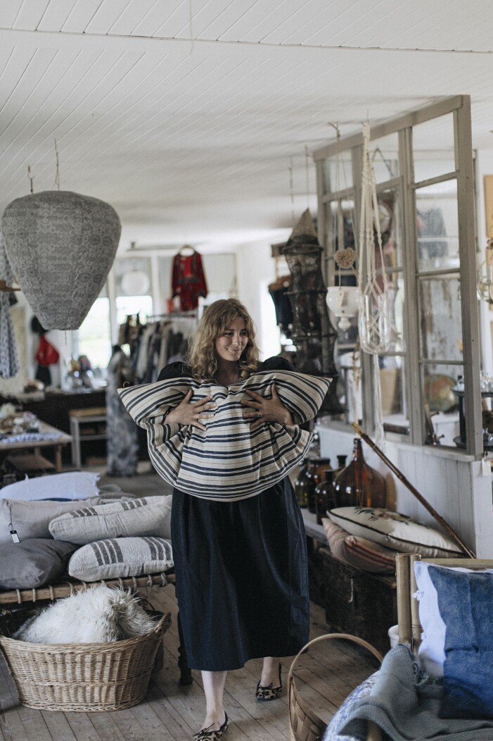 Elsa älskar att fynda second hand på Gotland. Elsa Billgren i butik