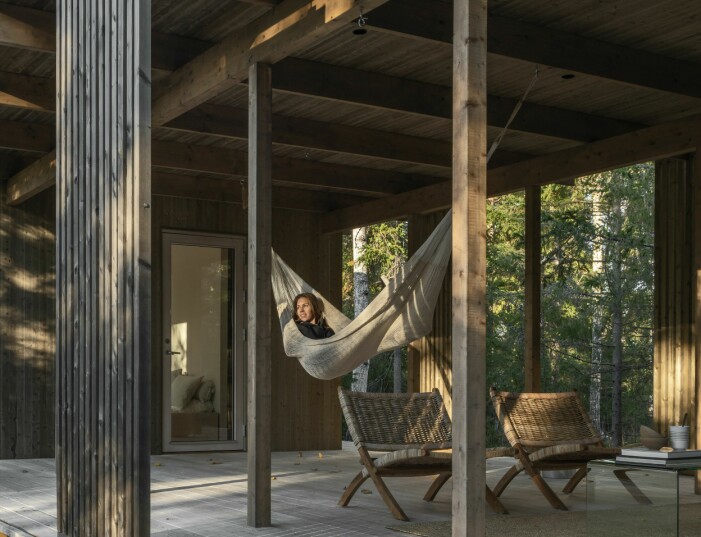 Emelie Holmberg ligger i hängmattan som finns i det arkitektritade huset. Emelie Holmberg ligger i hängmattan som finns i det arkitektritade huset.