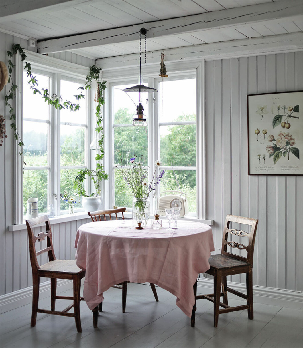 Foto & Styling: <a href="https://www.instagram.com/emmasundh/?hl=sv" target="_blank" rel="noopener">Emma Sundh</a> Matplats i sommarhus på Gotland