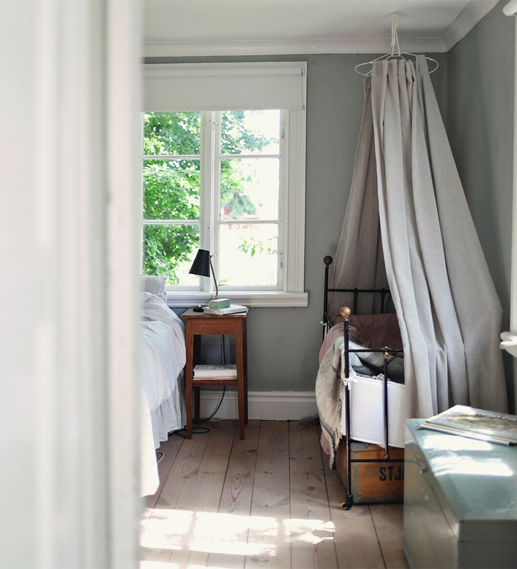 Foto & Styling: <a href="https://www.instagram.com/emmasundh/?hl=sv" target="_blank" rel="noopener">Emma Sundh</a> Sovrum i sommarhus på Gotland