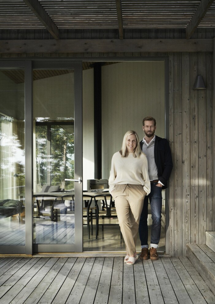 Malin och Andreas vid ingången från uteplatsen till allrummet. Kika in i Malin och Andreas sommarhus på Gotland