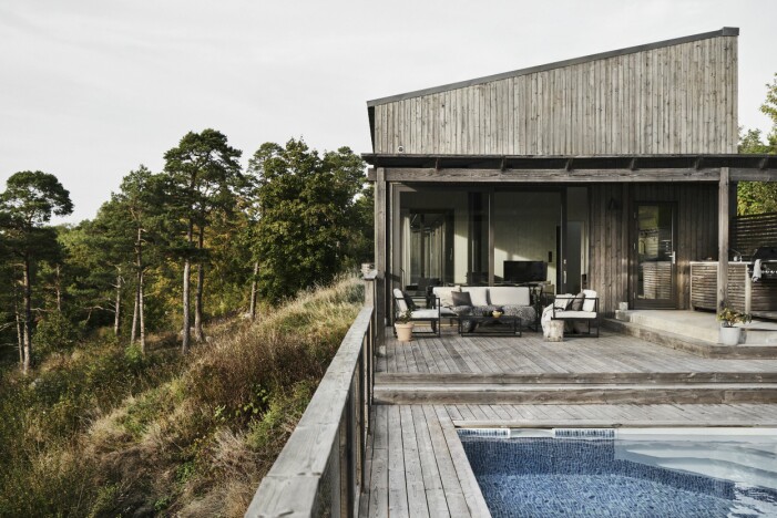 Huset är ritat av M Arkitektur och byggt i nivåer som följer omgivningens topografi. Den vackert grånande ytterpanelen är tillverkad av gran bestruken med tjärolja. Se fler hus av M arkitektur här: <a target="_blank" href="https://www.residencemagazine.se/arkitektur/stjarnarkitektens-trahus-pa-gotland/3873133">residencemagazine.se</a> Sommarhus på Gotland ritat av M Arkitektur inspirerat av Sea Ranch i Kalifornien