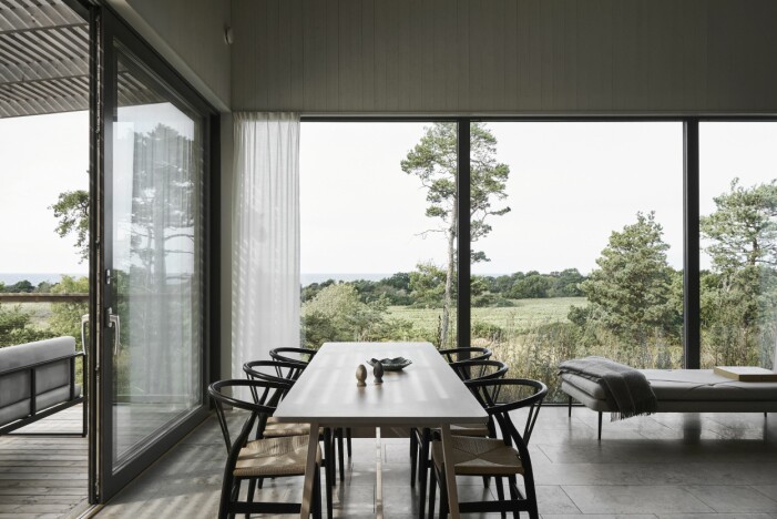 I det stora allrummet upplever man solens gång och ljusets skiftningar under dagen. Matbord från Ikea och stolar CH24 av Hans J. Wegner för Carl Hansen & søn. Dagbädd från Sofacompany. Matplats med stolar CH24 av Hans J. Wegner för Carl Hansen & søn. Dagbädd från Sofacompany