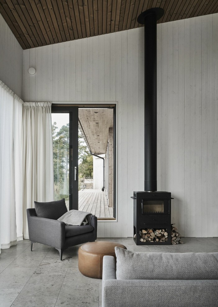 Kamin från Hvam. Fåtölj, puff och soffa från Sofacompany. Kamin från Hvam i hus på Gotland