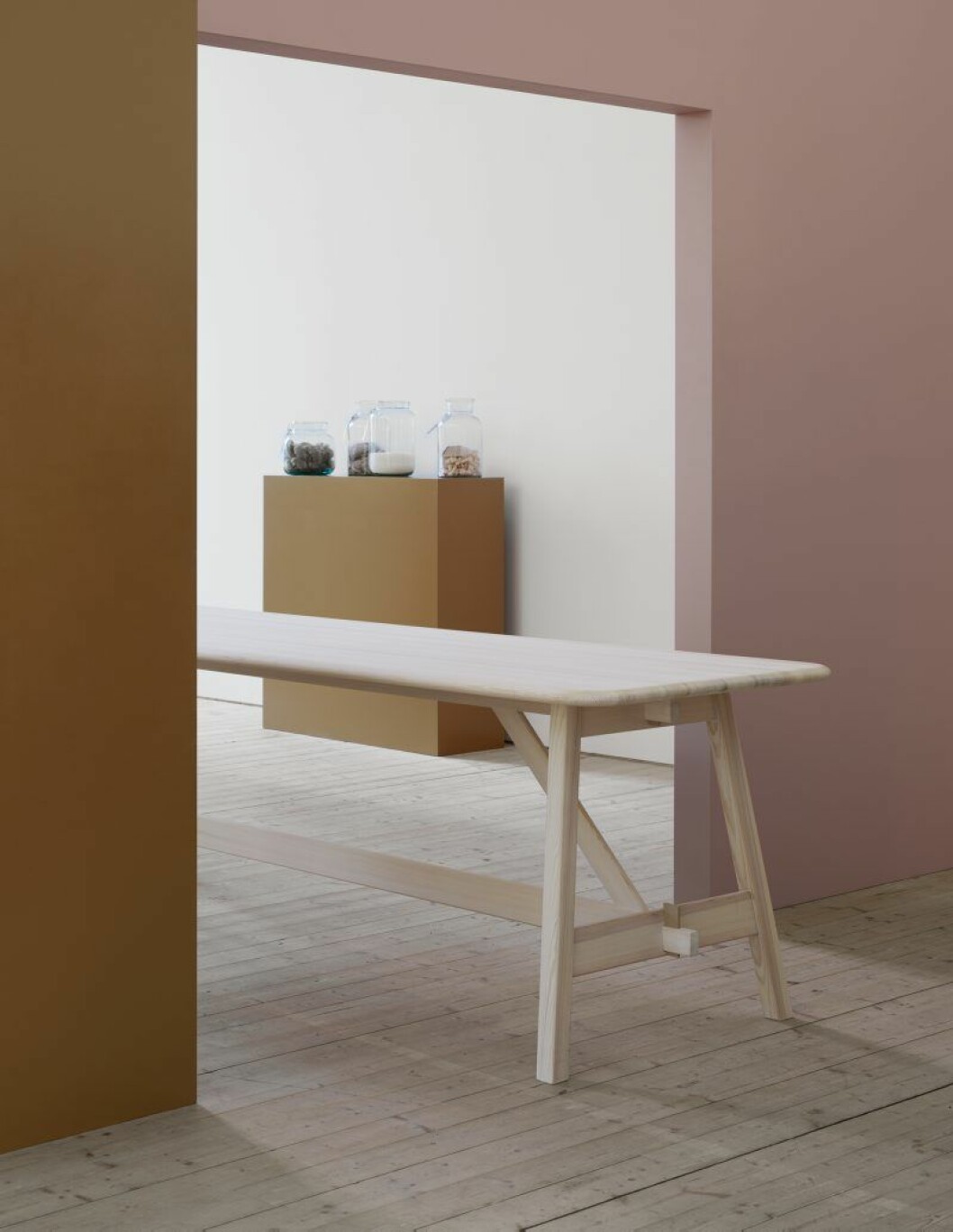 Bord Landala, Emma Olbers för Tre Sekel. På bordet en installation från utställningen Where does it come from? av Emma Olbers i samarbete med IVL Svenska miljöinstitutet, 2016. Väggfärg: Jotun LADY Supreme Finish, glans 80, 1001 Dijon Yellow.