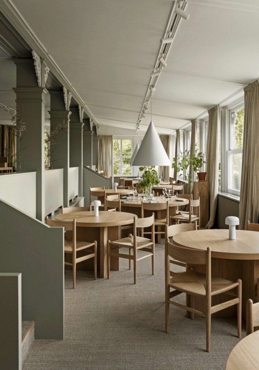 Verandan i ny dräkt av Lotta Agaton Interiors. Lampor av Wästbergs. Matsalen Ulriksdals Wärdshus