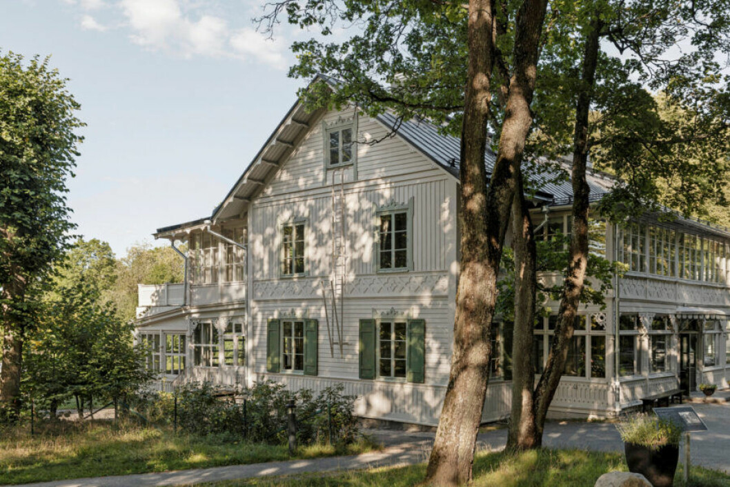 Ulriksdals Wärdshus ligger vid Ulriksdals slott i Ulriksdal i Solna. Den nuvarande värdshusbyggnaden uppfördes 1868 på initiativ av Karl XV. Ulriksdals Wärdshus.