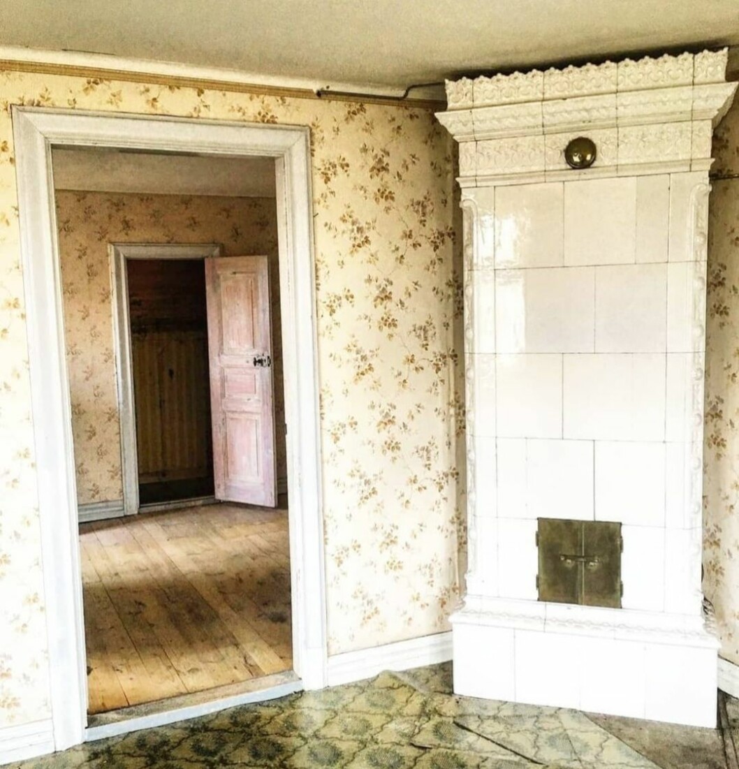 En av husets många kakelugnar som bevarats i renoveringsarbetet. En av husets många kakelugnar.