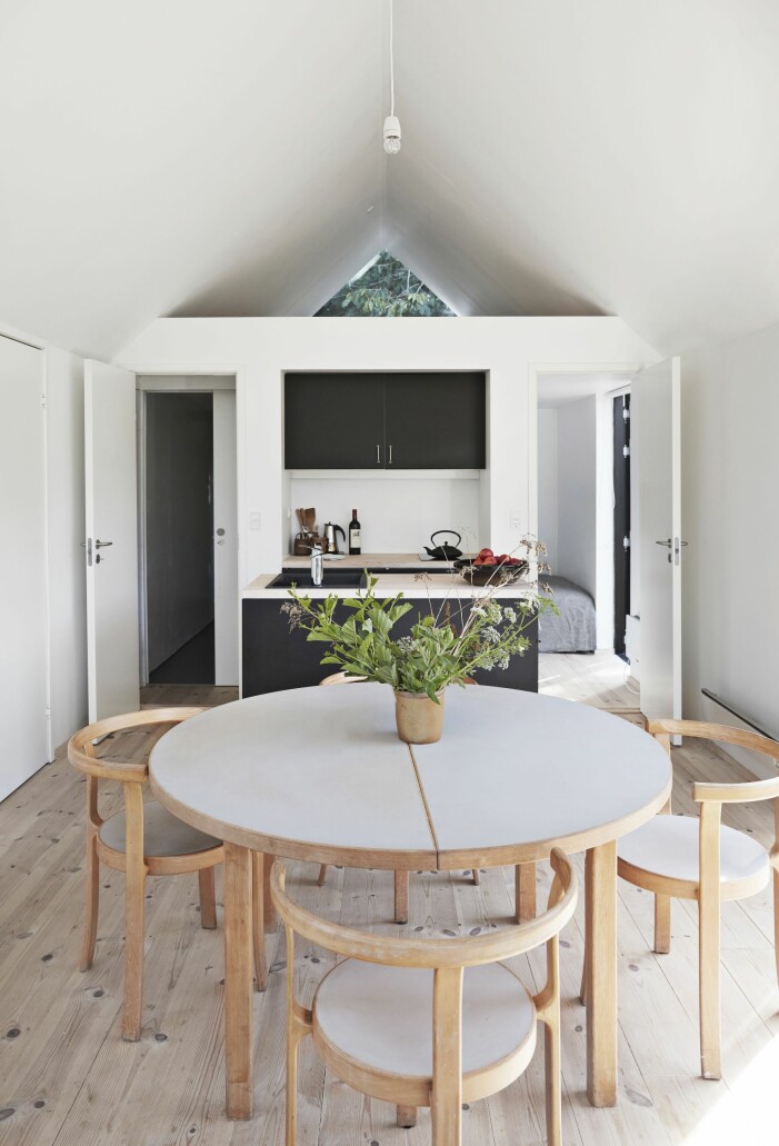 Köket är hopbyggt av det gamla Ikea-köket Kungsbacka tillsammans med återbruk från byggfirmor. Vask från Silvan och kran från Grohe. Matbord och stolar i ljust trä med laminatskiva, Magnus Olesen.