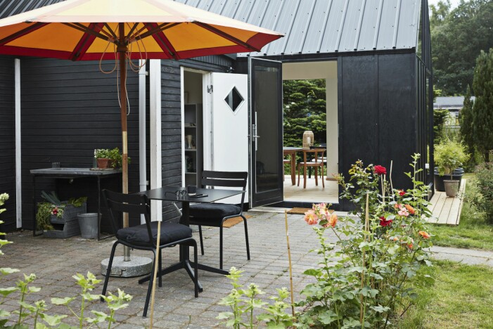 Uttrycket ute möter inne passar sällsynt bra här på baksidan av familjen Engbirks koloni. Här syns också tydligt hur sömlöst det gamla och nya huset möts.