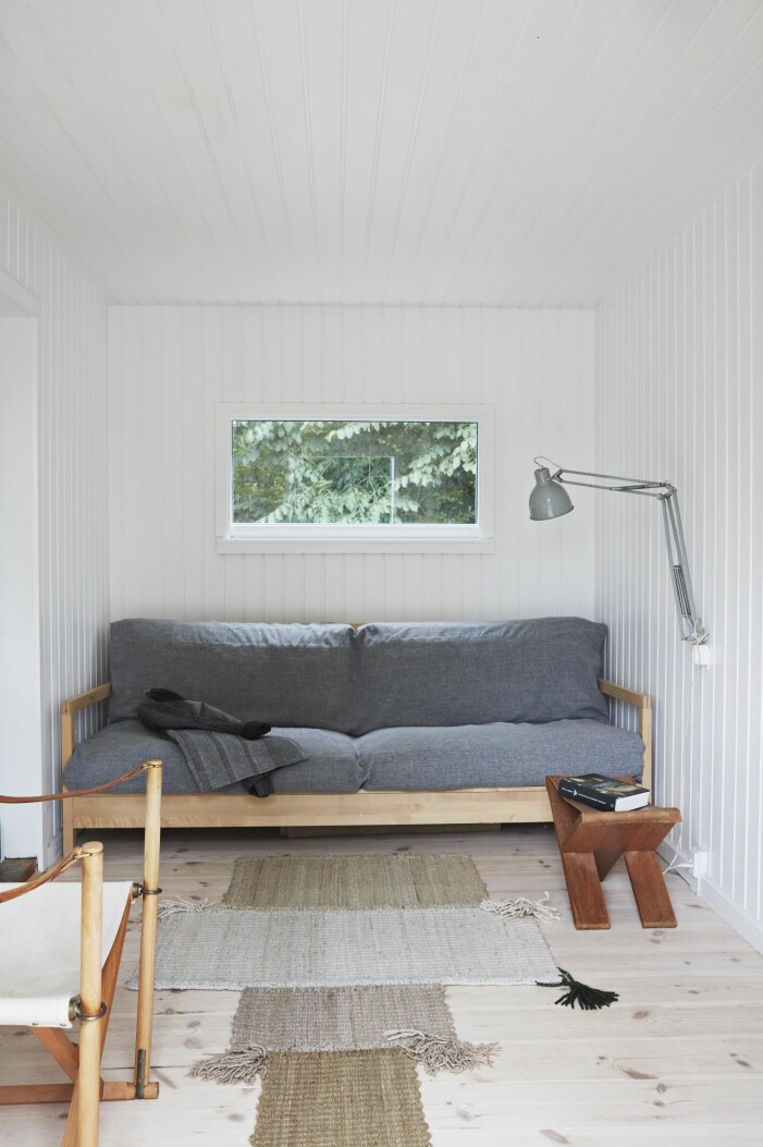 Bäddsoffan är perfekt när många är på plats och vill sova över. Och den fick precis plats i det lilla utrymmet i hallen under fönstret.