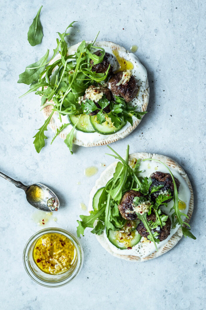 Rucola eller senapskål som den också kallas går bra att odla både inomhus och utomhus. Enkla grönsaker att odla i växthuset, rucola