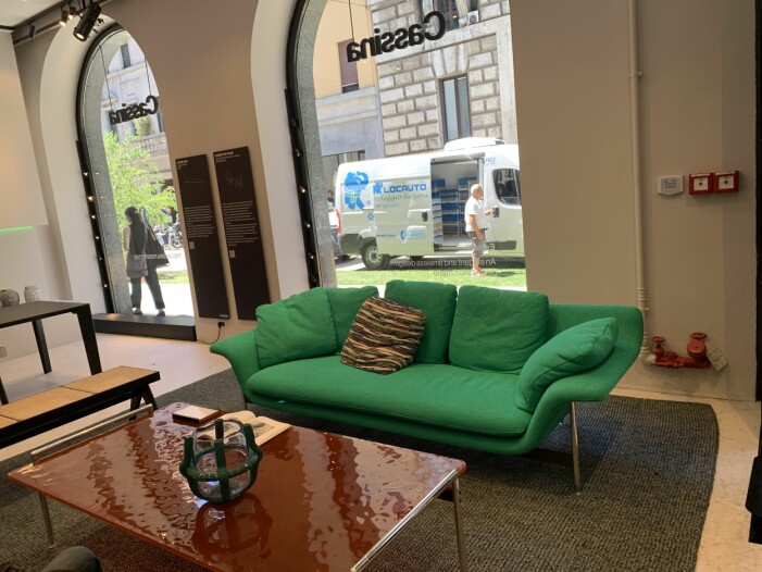 Cassina hade många fina nyheter, en helt ny soffa, Enosoft, designad av Antonio Citterio, både en flirt med 60-talet och en hyllning till företagets historia. Enosoft, designad av Antonio Citterio