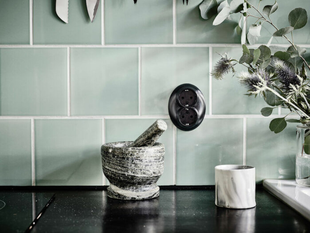 Styling: <a href="https://www.instagram.com/annacate/" target="_blank" rel="noopener">@annacate</a> Foto: Anders Bergstedt för <a href="https://entrancemakleri.se" target="_blank" rel="noopener">Entrance mäkleri</a>/Erika Bergholm Nya detaljer som beslag och eluttag gör stor skillnad för känslan i ett hem