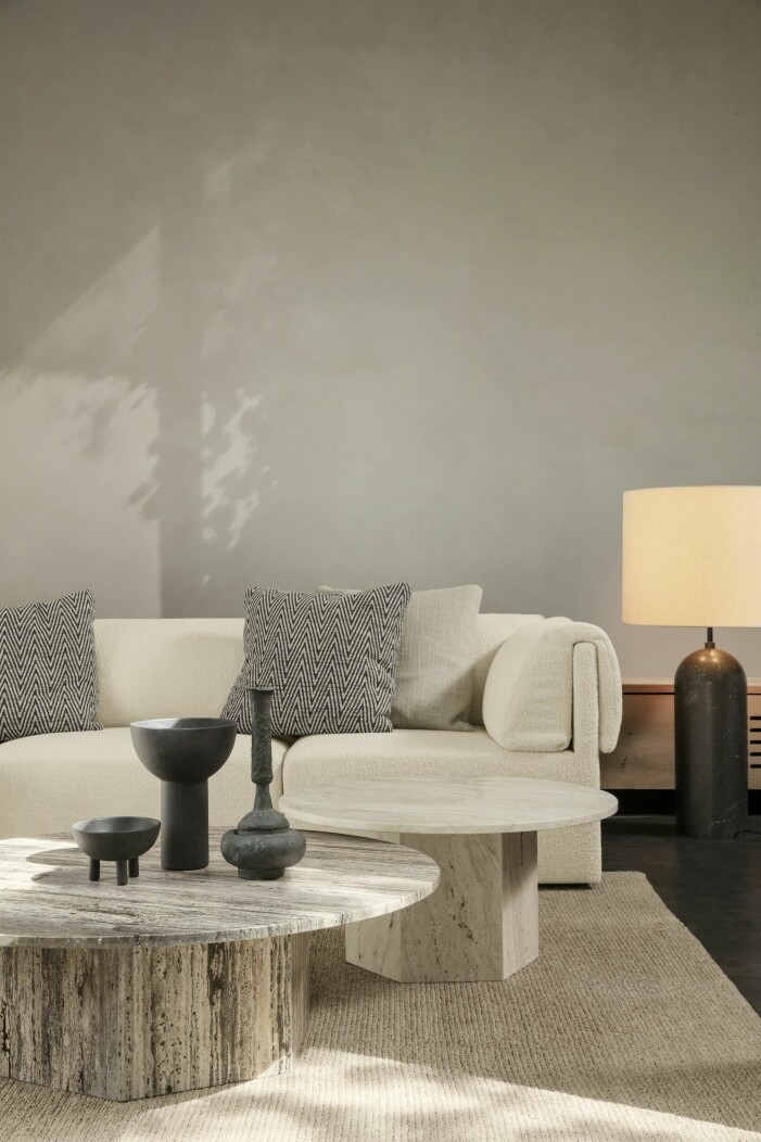 Soffan Wonder av Space Copenhagen och Epic coffee table av GamFratesi. Soffan Wonder av Space Copenhagen och Epic coffee table av GamFratesi.