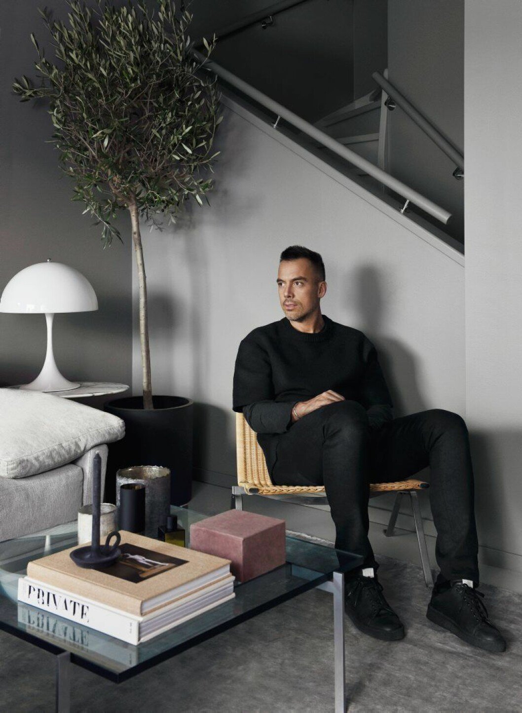Daniel Lindström bland sina designklassiker, bord PK61 och fåtölj PK22, av Poul Kjærholm, sidobord Tulip av Eero Saarinen. Sammetsbox, ljus och parfymflaska, Perspective studios. Stora kruka, Granit. Matta, Knut mattor.