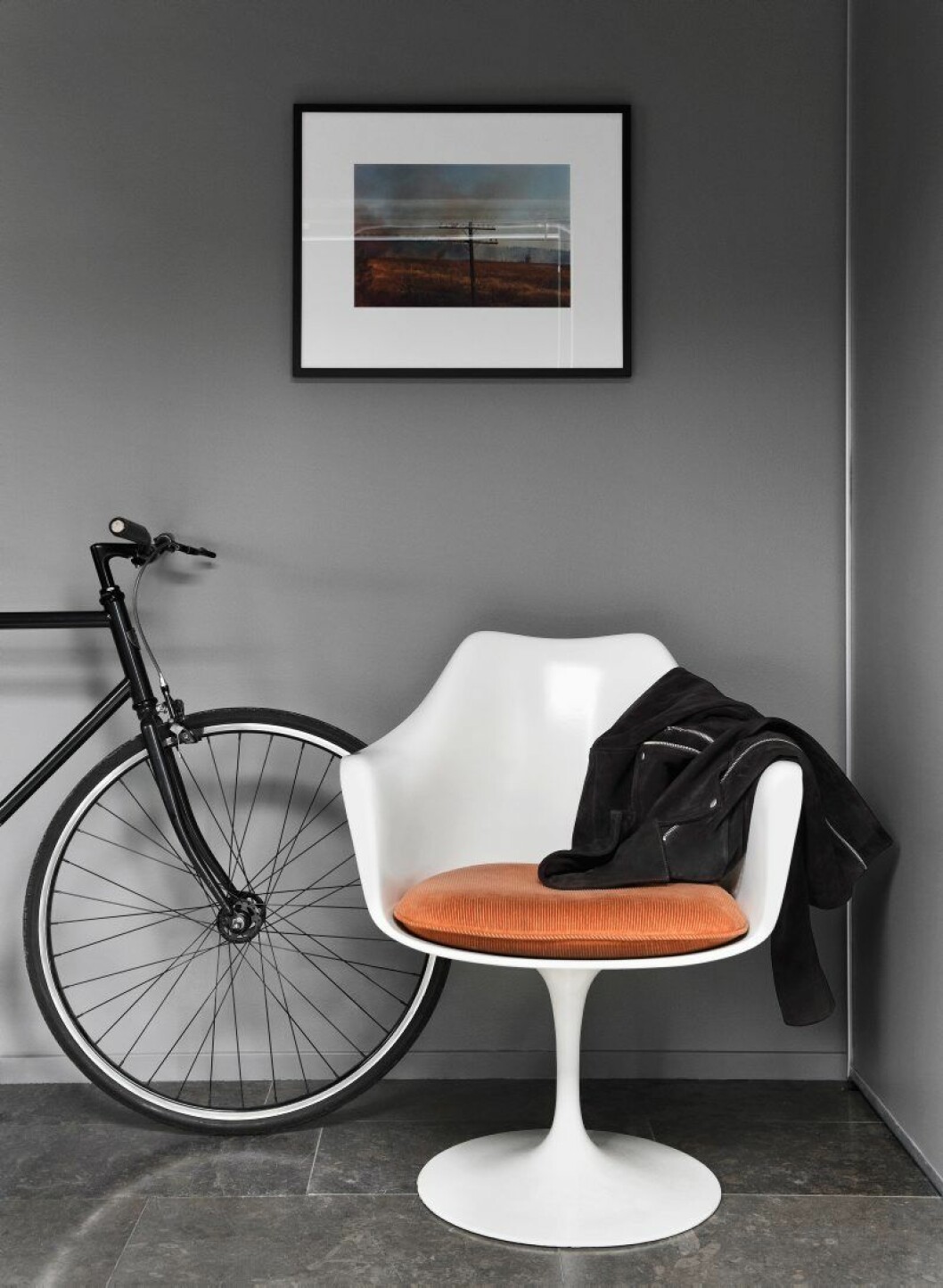 Cykel från Bikeid, stol Tulip av Eero Saarinen och fotoprint av vännen Jesper Brandt.