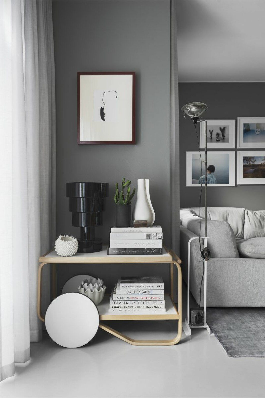 Serveringsvagn 901 av Alvar Aalto, golvlampan Toio av Achille och Pier Giacomo Castiglioni och konstverk av Dawid. På vagnen kruka, skål och ask från Asplund.