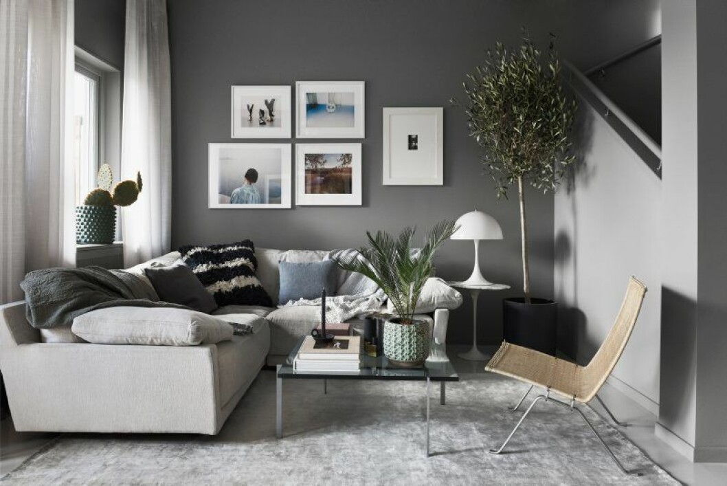 Det höga läget, ljuset och den generösa terrassen var några av anledningarna till att Daniel köpte radhuset på ett tak vid Gärdet. Randig kudde Linum, övriga Garbo interiors. Filtar, Garbo interiors och Perspective studios. Växter, Taverna Brillo.