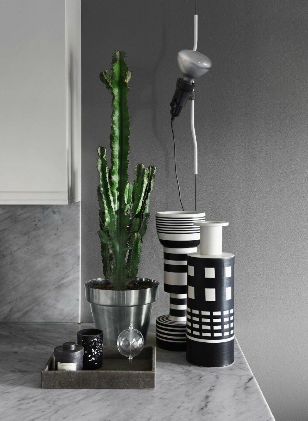 Memphis- vaser av Ettore Sottsass för Bisotti, Flos- lampa Parentesi, mässingkruka Skultuna.