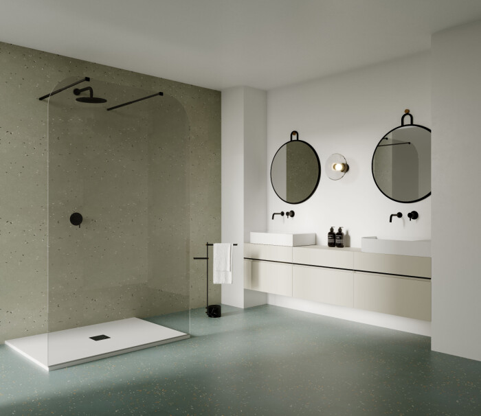badrum med svarta detaljer – dusch, spegel och blandare