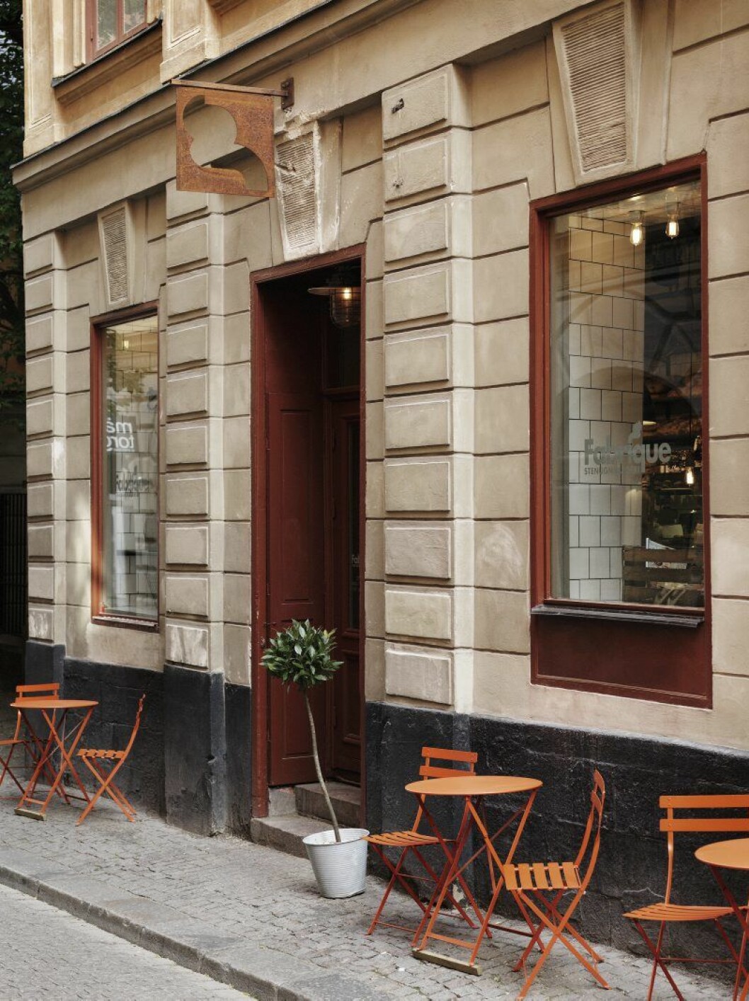De flesta av Fabriques 13 Stockholmsbutiker har även utomhusservering. Fabrique_gamla stan fasad