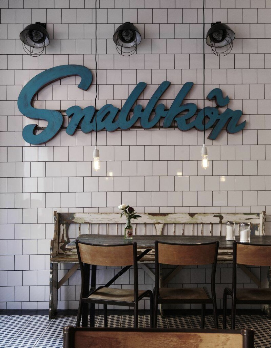 Gamla stans butik med standardkakel och antikfyndad skylt. Fabrique_skylt