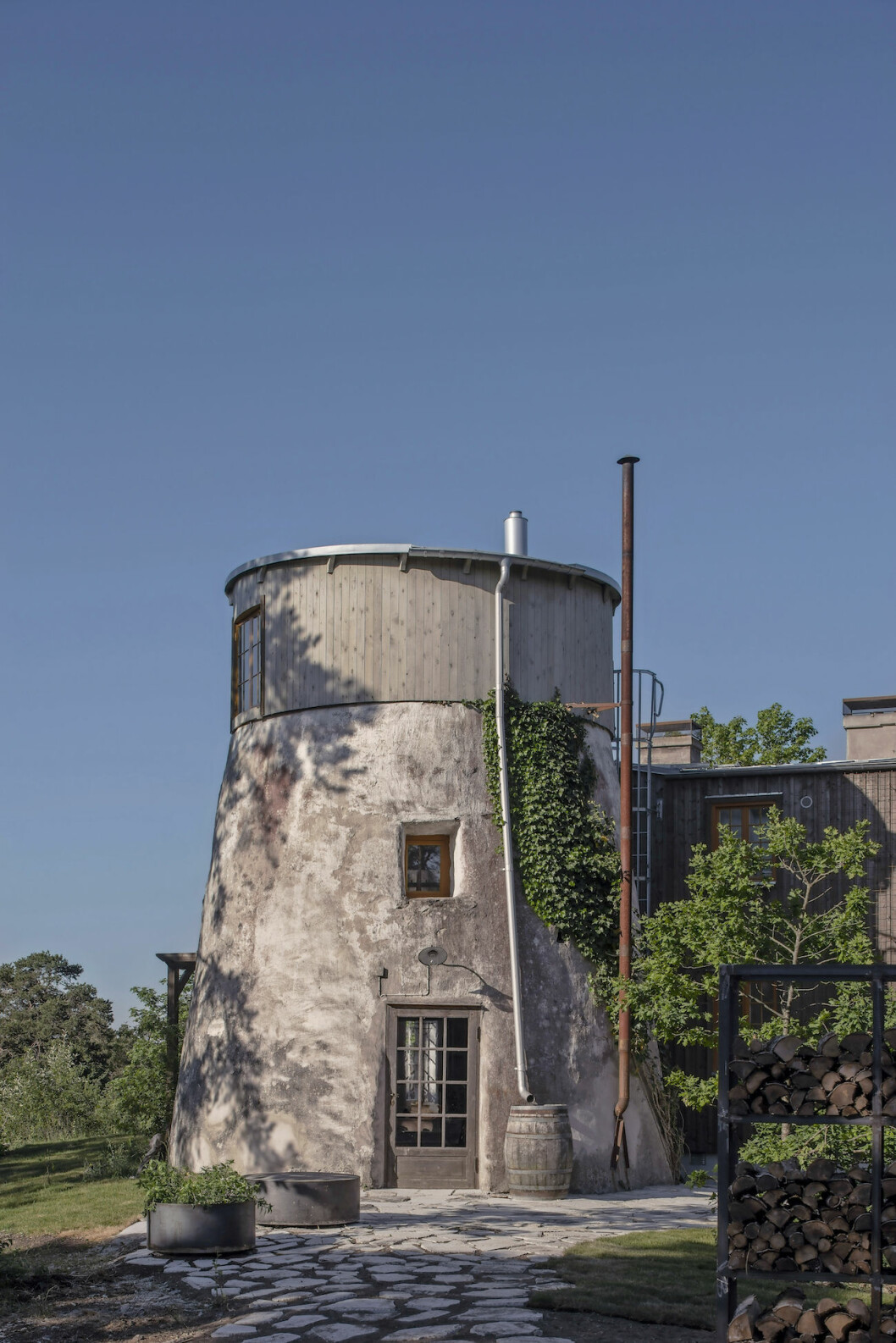 Fabriques David och Lotta Zetterström har skapat ett eget paradis på norra Gotland, där det doftar björkved och<br>nybakat bröd om vartannat. Foto: Andy Liffner.