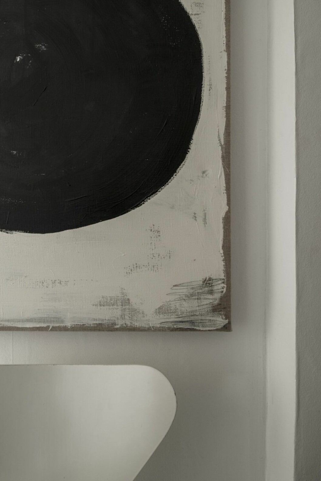 Stol Sjuan av Arne Jacobsen för Fritz Hansen. Spegel från Ikea. Målning av Sebastian Falk. Hall