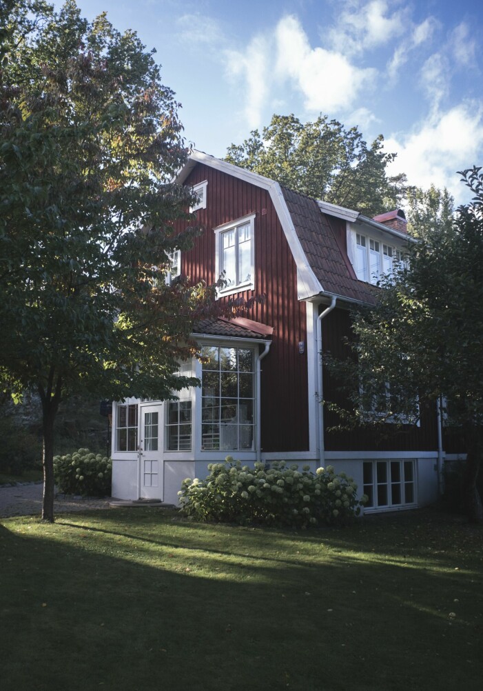 Det finns gott om utrymme i den faluröda villan och den tillhörande trädgården. Huset ligger inbäddat i skog och det doftar av mossa och barr ända in på tomten. Faluröd villa.