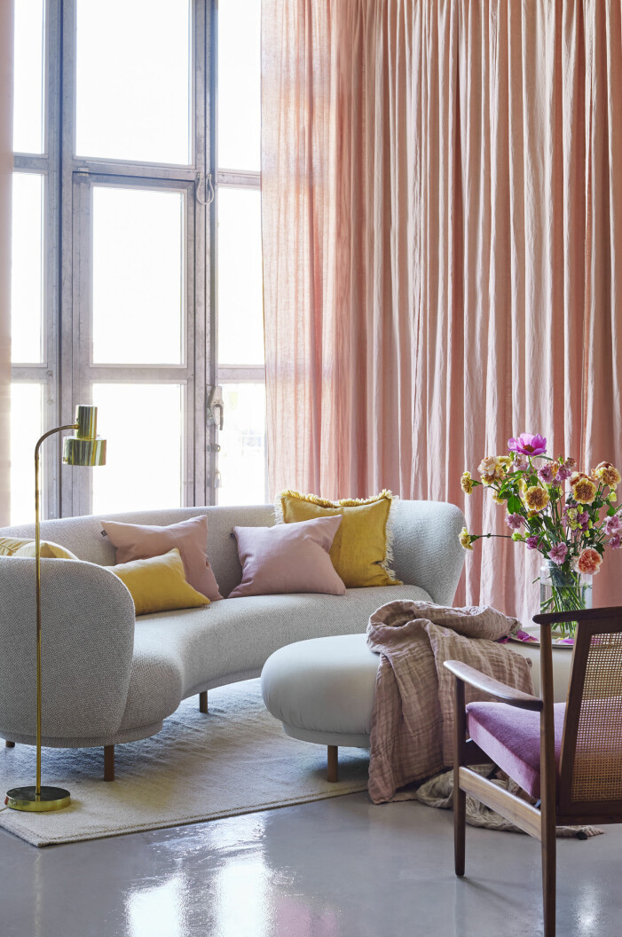 Rosa gifter sig extra väl med andra färgstarka kulörer, inte minst pasteller. Foto: Himla. Inred med färger enligt feng shui, rosa