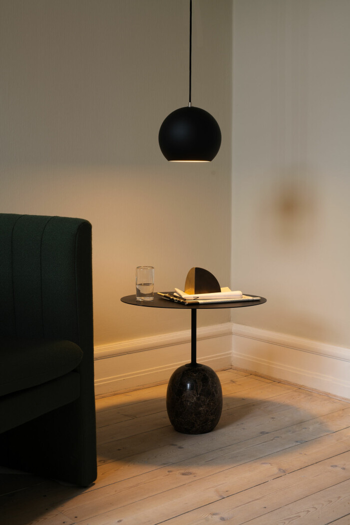 Ute efter sober svärta? Svart skapar eleganta kontraster i alla hemmets rum. Foto: &tradition. Inred med färger enligt feng shui, svart