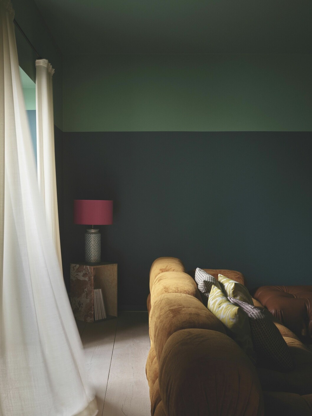 Blått och grönt som lirar tillsammans med jordton och en pigg accentfärg får rummet att sjunga. Mere green No. 219, Arsenic 214 och Babouche 223, Farrow & Ball.