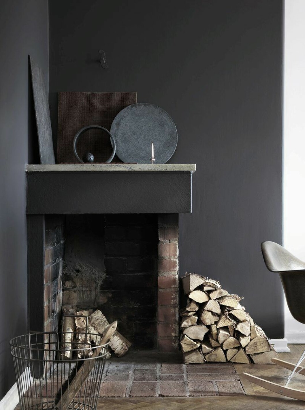 En av Tinas favoritfärger är Tanner’s brown, Farrow & Ball, som hon använde i lägenheten<br>hon stylade för Fastighetsbyrån. Keramik från Anna Lerinder. En grå väggfärg