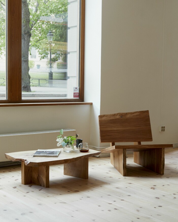 Räddade från ugnen. Fåtölj och bord av träd som fällts på grund av plats eller sjukdom. »Vill man ha koordinaterna där trädet stått har vi dem.« Fåtölj och bord av Contem.
