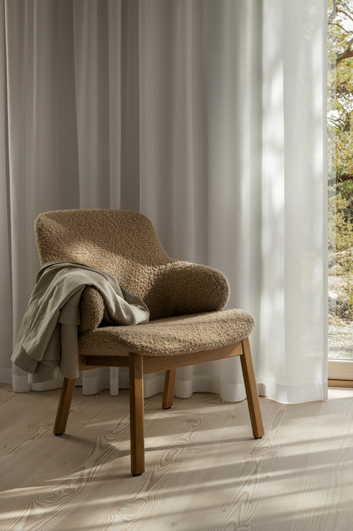 Swedeses <em>Amstelle</em>-fåtölj klädd i trendriktig teddy i en mjuk brun ton. Foto: Swedese fåtölj i teddymaterial – en trend 2021