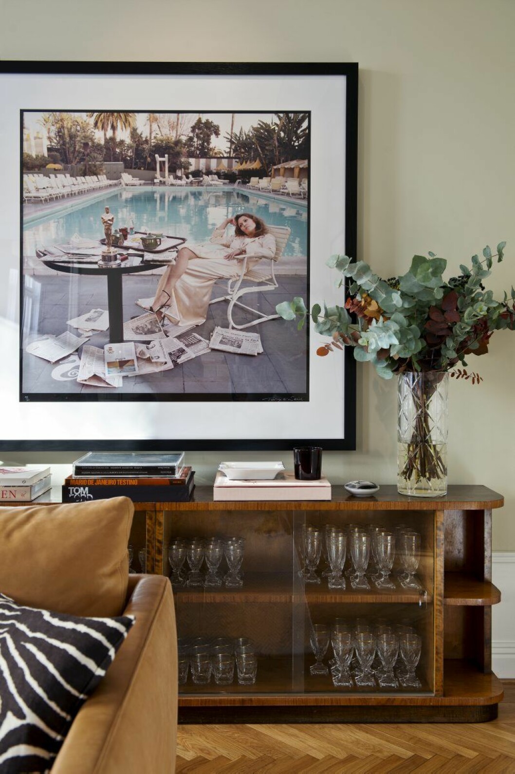 Bild på Faye Dunaway, Terri O’Neill. Sideboard arvegods från självaste Dagmar, Sofias numera kända farmor som inspirerade systrarna till sitt modeföretag. Glasen är arvegods från Christians mormor och morfar. Vas Orrefors, bröllopspresent från Christians farmor. riddargatan 70oktober 2014Stockholm