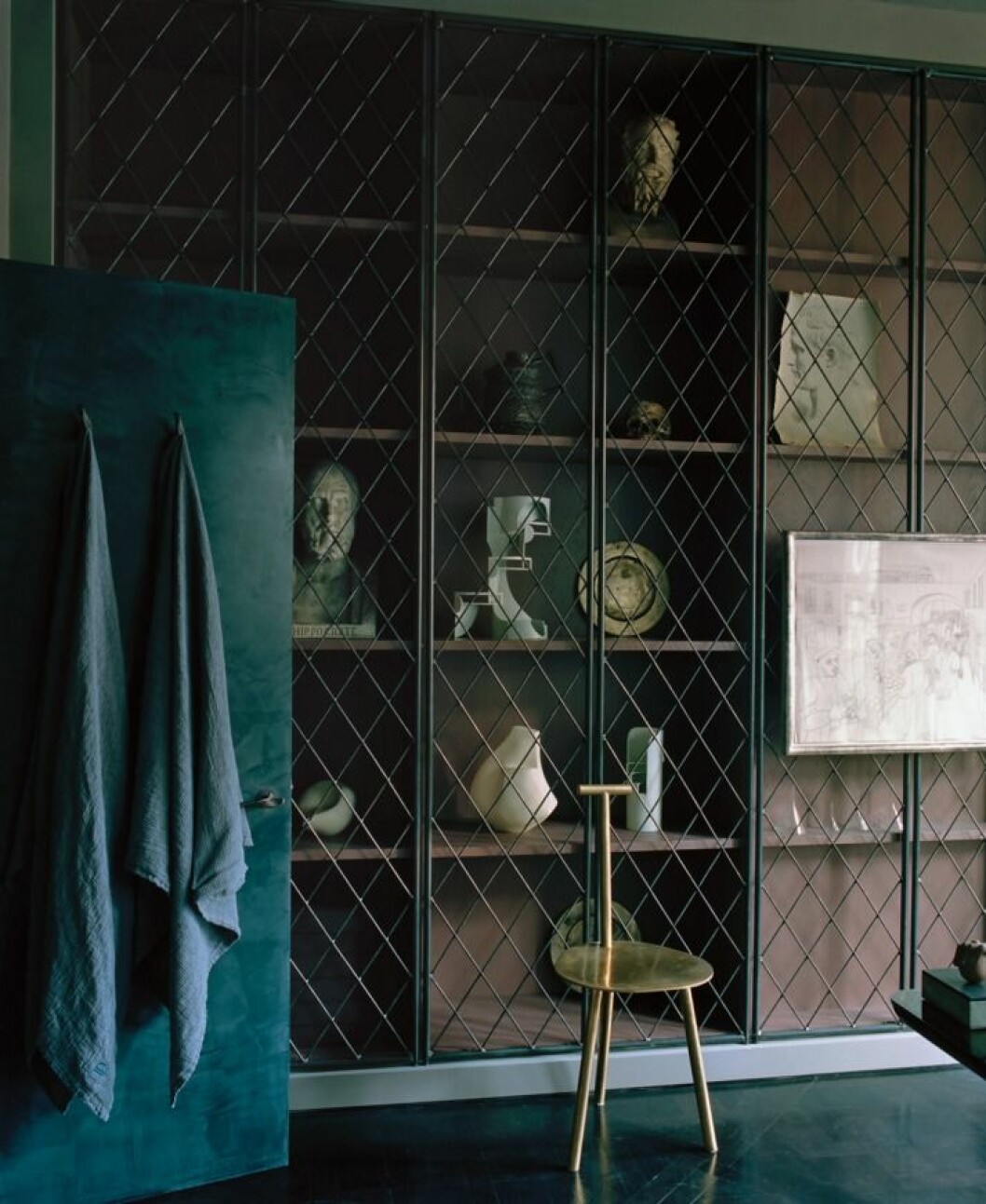 Faye Toogood’s Moody Blues. Foto: <a href="http://tobiasalexanderharvey.com">Tobias Harvey</a> för <a href="http://www.nytimes.com/slideshow/2016/03/14/t-magazine/design/faye-toogoods-moody-blues/s/faye-toogood-slide-GH4E.html">The New York Times.</a> Faye Toogood’s Moody Blues Photo Tobias Harvey for The New York Times