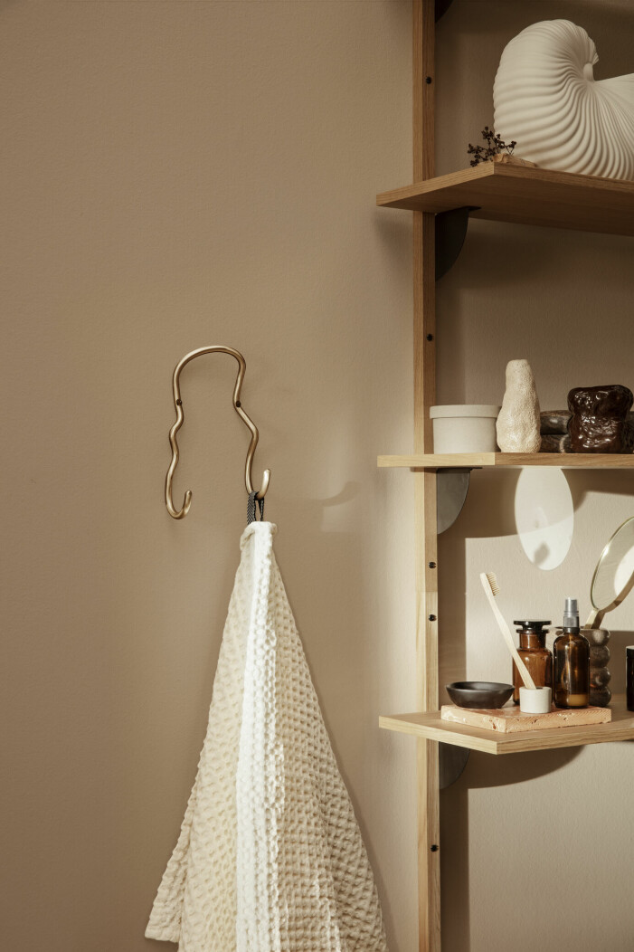 Glöm inte bort att regelbundet byta handdukar – och satsa på giftfria alternativ. Foto: Ferm living. Så inreder du med feng shui, rensa i badrumsskåpet