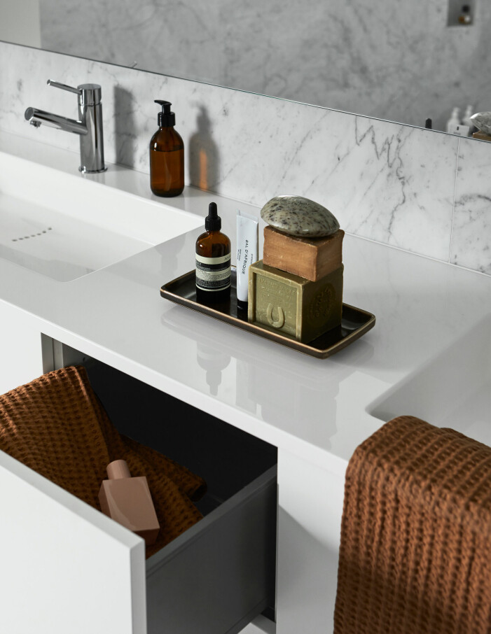 Se till att både badrumsdörr, toalettlock och förvaring är stängd eller nedfälld när de inte används. Foto: HTH. Så inreder du med feng shui i badrummet