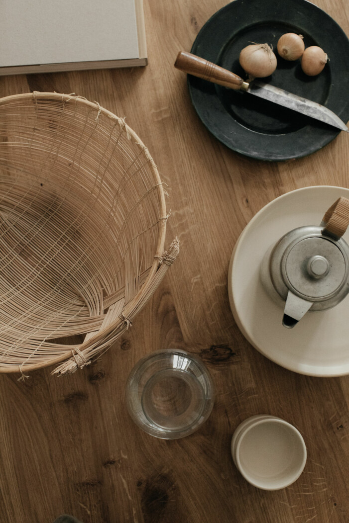 Torka av kökets ytor, inte minst de som frekvent används, med salt och vatten för en omedelbar boost! Foto: Frama. Inred med feng shui i köket, städa med salt