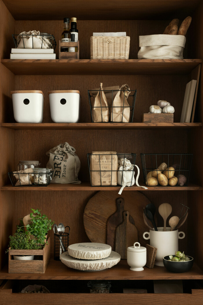 Är det fullt i kökshyllorna eller i skafferiet? Se till att rensa och kika närmare på vad som faktiskt används. Foto: H&M Home. Inred med feng shui i köket, rengöring