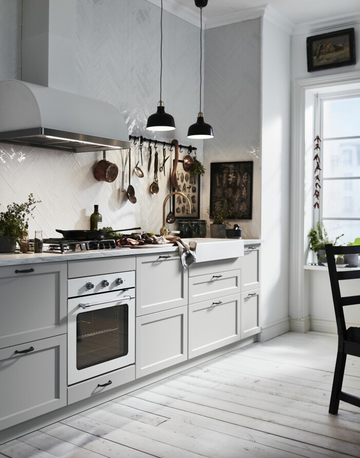 Använd dig av en spegel för att kunna se dörren även när du står och lagar mat. Foto: Ikea. Så inreder du med feng shui i köket, spisens placering